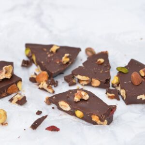 diabetes-friendly-dark-chocolate-nuts-bark-featured